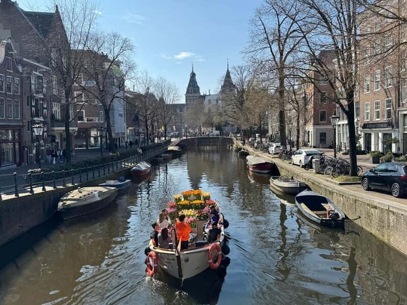 Amsterdam: Premium Tulip Boat Canal Tour - Anne Frank House and bridges: where the camera moments line up