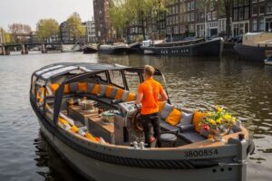 Amsterdam: Private BBQ Cruise with Personal Chef & Drinks - The Canal Route: Herengracht, Keizersgracht, Prinsengracht, and Red Light Views