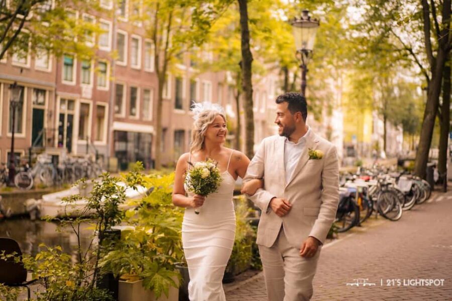 Amsterdam: Private Photoshoot for Couple, Family, or Solo - Choosing your look: candid, artistic, or classic