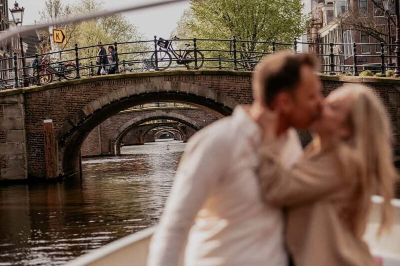 Amsterdam: Private Romantic Canal Cruise w. Prosecco/Snacks - A private romantic Amsterdam cruise built for two