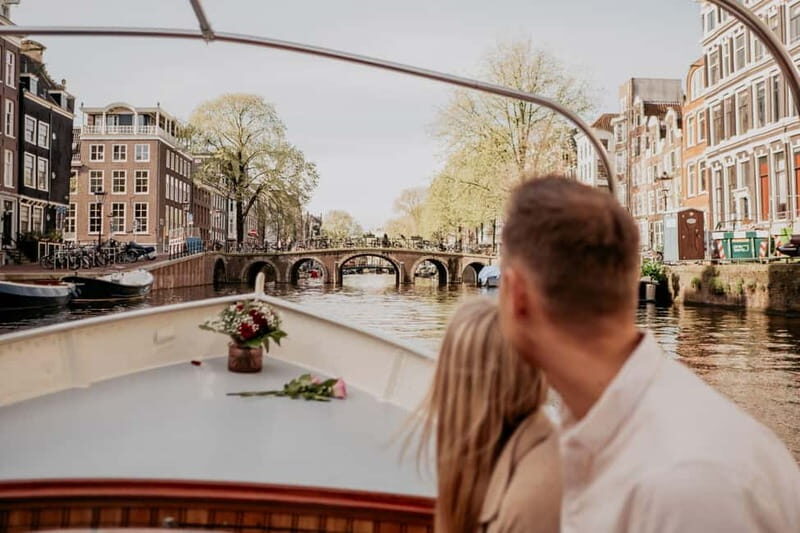 Amsterdam: Private Romantic Canal Cruise w. Prosecco/Snacks - The guides and skippers: facts delivered with heart