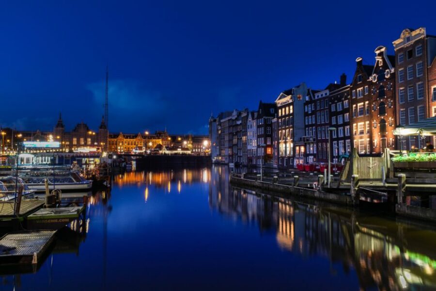 Amsterdam: Private Romantic Evening Boat Tour with Prosecco - Price and value: when $279 per group makes sense