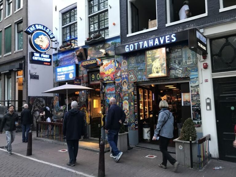 Amsterdam: Red Light District and Local Pub Tour - Meeting up in Central Amsterdam without stress