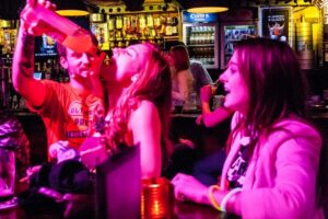 Amsterdam: Red Light District Pub Crawl with Unlimited Shots - Four pubs plus one nightclub: how the night usually plays out