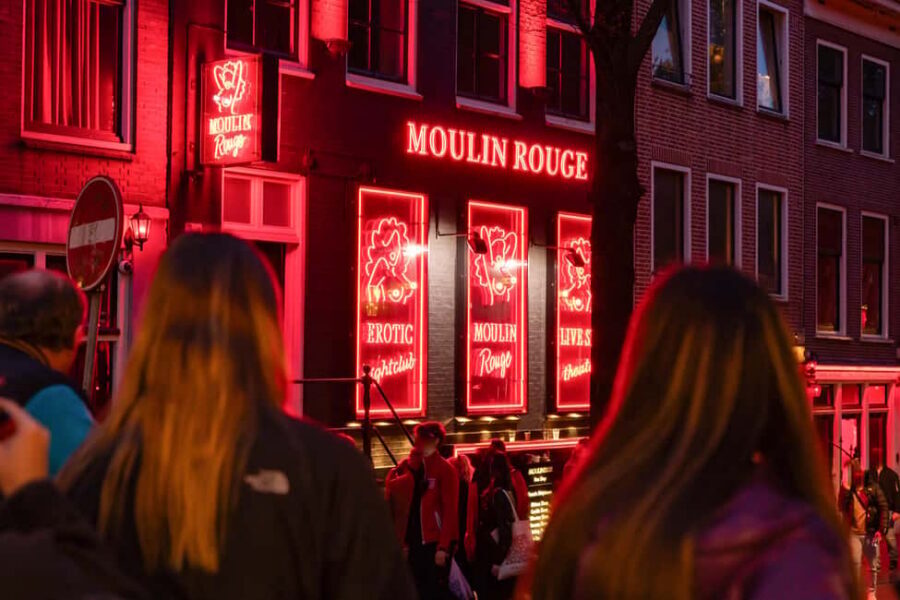 Amsterdam: Red Light District Tour in German/English/Italian - Where the walk starts: Dam Square to Warmoestraat’s gateway energy