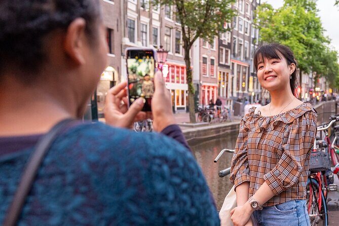 Amsterdam Red Light District Walking Tour in EN/DE/IT/ES - Amsterdam at Dusk: Why This Red Light Walk Works