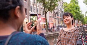 Amsterdam: Red Light Tour Exclusive + Peep Show - Dam Square to the first stops: setting expectations at the National Monument