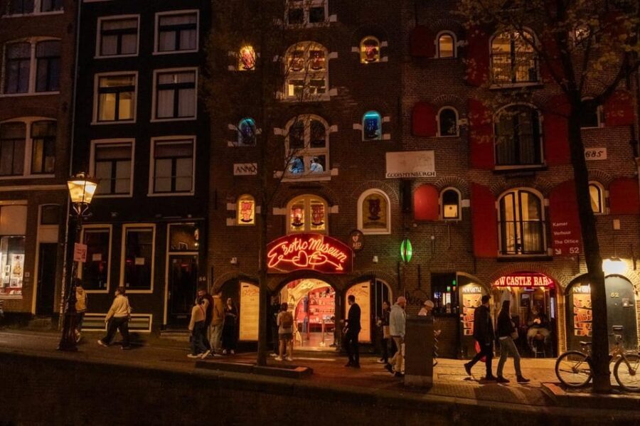 Amsterdam: Red Light Tour Exclusive + Peep Show - Price and value: what $61 really buys you