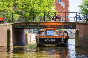 Amsterdam: Semi-Open Canal Boat Cruise - Audio guide in 19 languages: the smartest way to use it