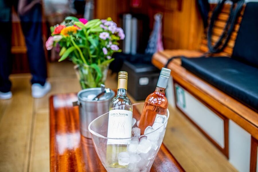 Amsterdam: Small-Group Canal Cruise incl. Drinks and Snacks - The Electric Giuliana Boat: Cozy Comfort on Amsterdam Canals