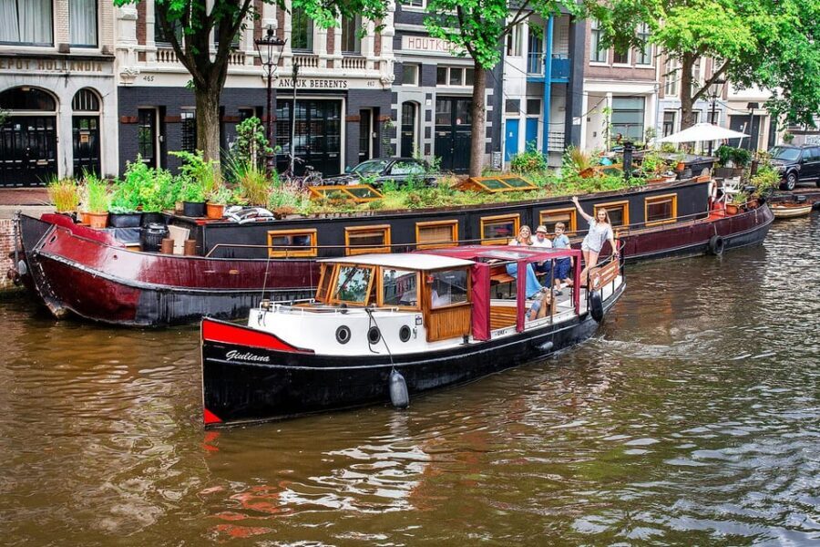 Amsterdam: Small-Group Canal Cruise incl. Drinks and Snacks - Weesperbuurt and Herengracht: A More Relaxed Feeling