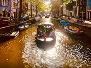 Amsterdam: Smoke and Lounge City Boat Cruise - The winter HIGH LIGHT evening: when the art is on and what you’ll actually see