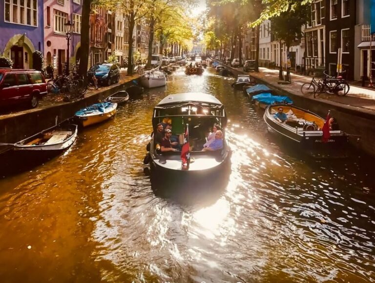 Amsterdam: Smoke and Lounge City Boat Cruise - The winter HIGH LIGHT evening: when the art is on and what you’ll actually see