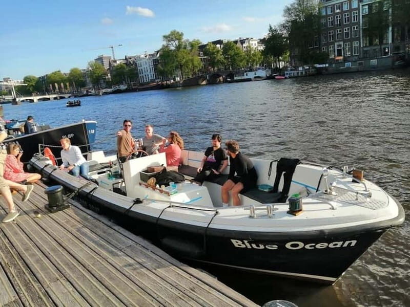 Amsterdam: The Bulldog Boat Smoke and Booze Cruise - What the guide does on a one-hour cruise