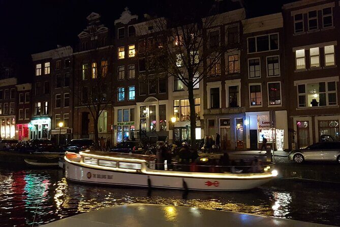 Amsterdam The Bulldog Boat Smoke Friendly Cruise + 2 drinks - Smoke-friendly canal cruising with two drinks, set to a fun pace
