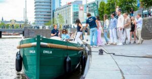 Amsterdam: The Newest Canal Cruise with Drink Option - Meeting at Amsterdam Central: the dark green flag method