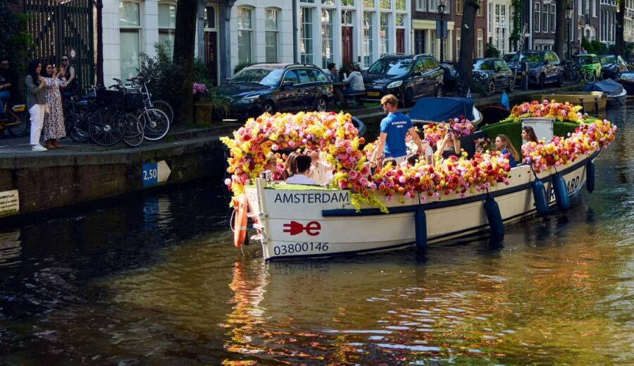 Amsterdam: The Original Flower Boat with Local Guide and Bar - Onboard bar: drinks you can buy, without leaving the ride