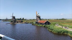 Amsterdam: Zaanse Schans Windmills Bike Tour with Guide - Getting there from Amsterdam Centraal without losing your morning