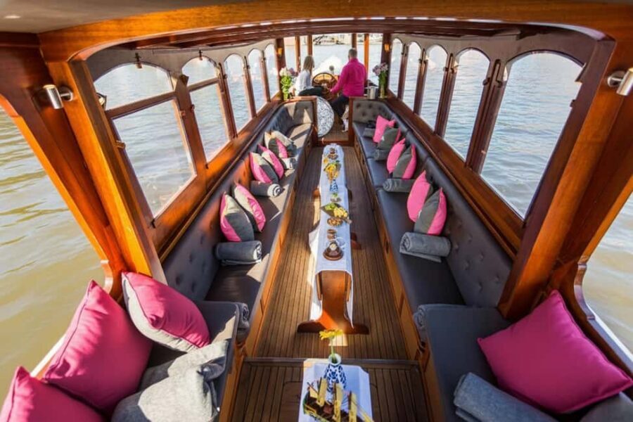 Amsterdam:1.5-Hour Canal Cruise local Guide, Drinks & Snacks - How the Guide Makes the Difference: Funny, Clear, and Question-Friendly