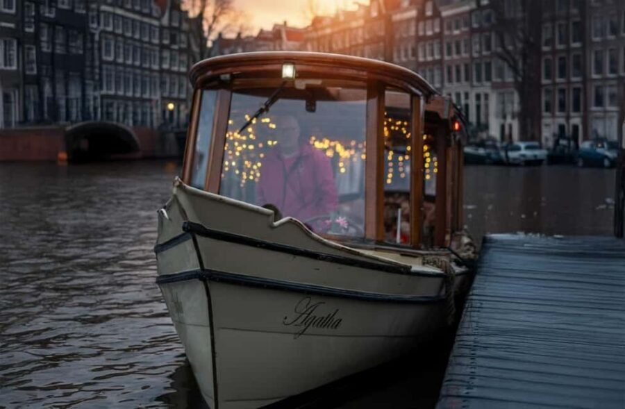 Amsterdam:1.5-Hour Canal Cruise local Guide, Drinks & Snacks - Quick Practical Notes That Help Your Day Go Smooth