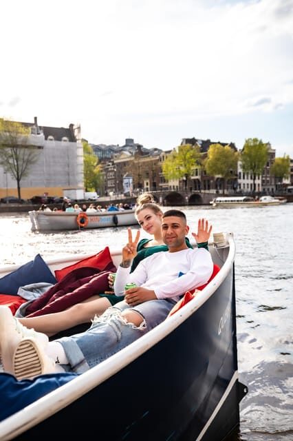 Amsterdam:Old City Canal Cruise with Live Guide and Open Bar - Live English guide stories (and why the hosts matter)