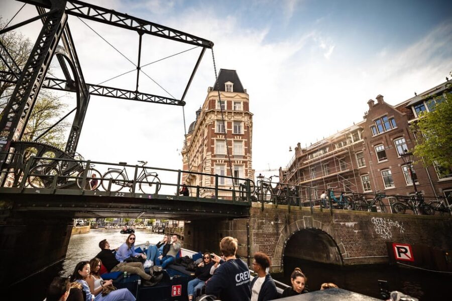 Amsterdam:Old City Canal Cruise with Live Guide and Open Bar - Timing and route flow: why 1 hour is the sweet spot