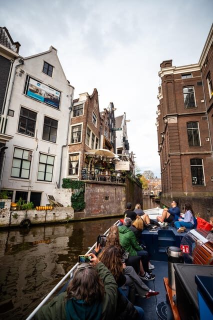 Amsterdam:Old City Canal Cruise with Live Guide and Open Bar - Who this canal cruise suits best