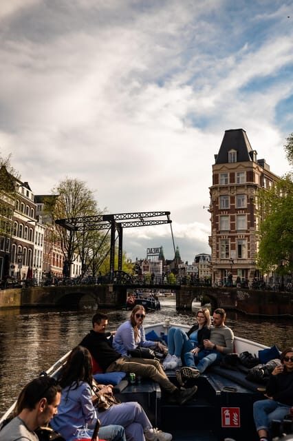 Amsterdam:Old City Canal Cruise with Live Guide and Open Bar - Practical tips that make a difference on the water