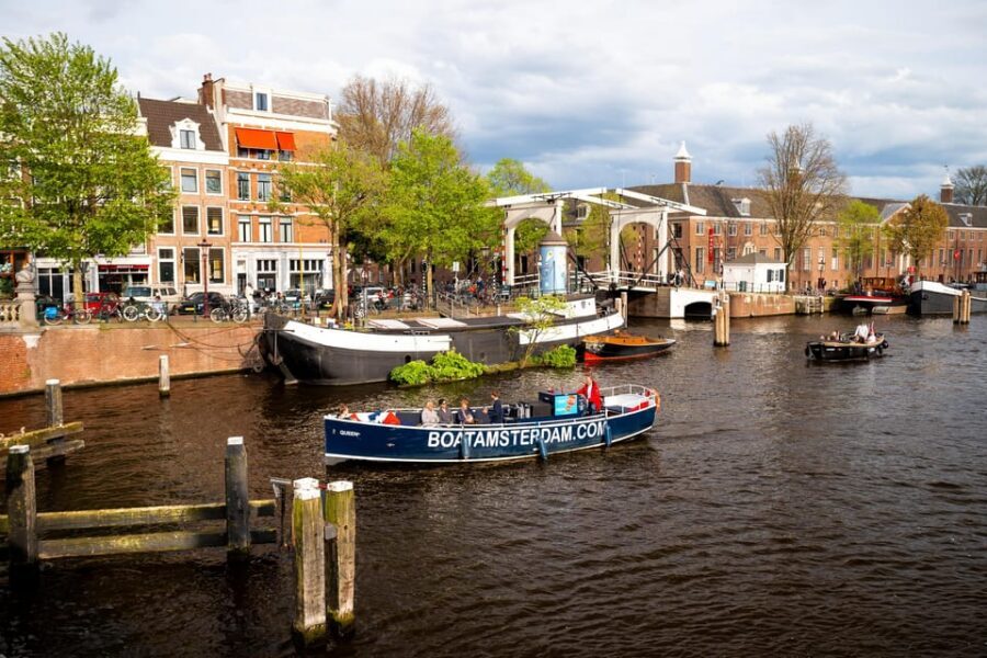 Amsterdam:Old City Canal Cruise with Live Guide and Open Bar - What you’ll see: bridges, houseboats, and landmark names that stick