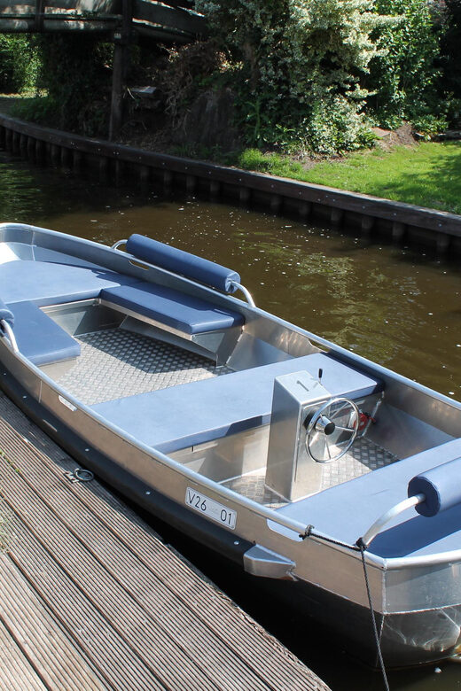 Boatrental 2 Hours 8 Person with Steeringwheel and cushions - Driving Giethoorn’s Canals in Your Own Electric Boat (No Tour Herding)