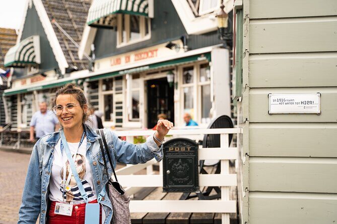 Day Trip to Zaanse Schans, Edam, Volendam and Marken from Amsterdam - Volendam Harbor Hour: Freedom to Eat, Stroll, and Watch Boats