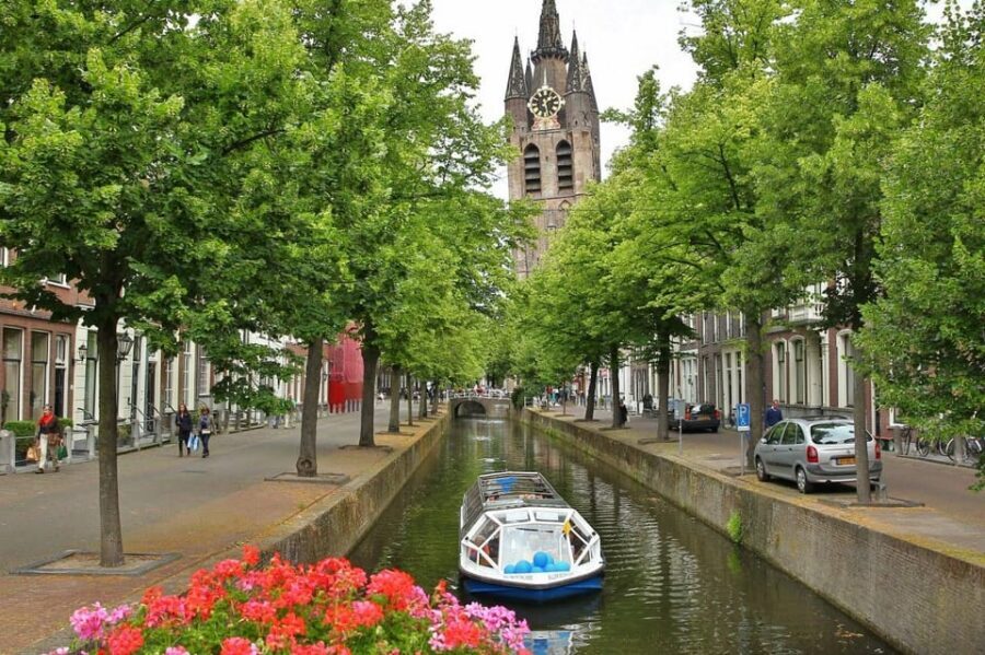 Delft: City Center Walking Tour - Delft City Hall, the Meathouse, and the Everyday Civic Side