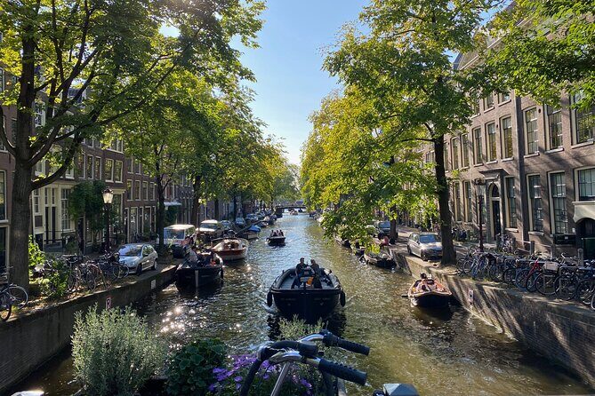 Explore hidden streets with friends - Beursplein to Dam Square: the fast route to Amsterdam’s origin story