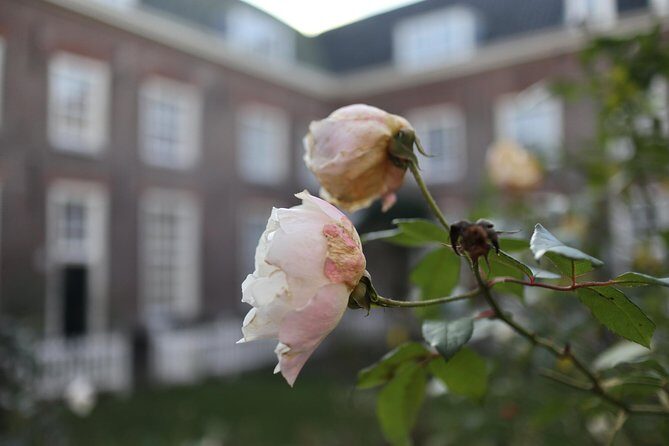 Explore hidden streets with friends - The walk’s ending at Elandsgracht: why the route matters