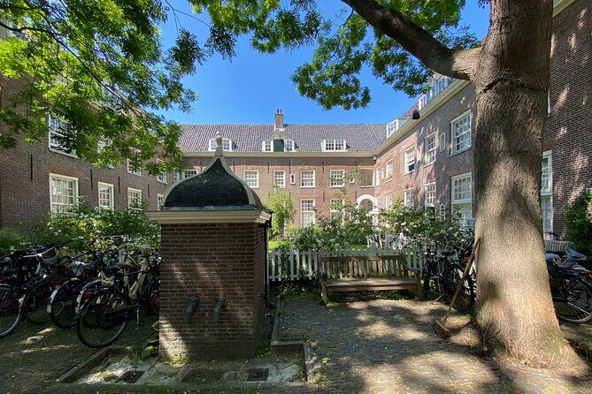 Explore hidden streets with friends - The canal ring crossing: learning the city’s medieval growth without a lecture