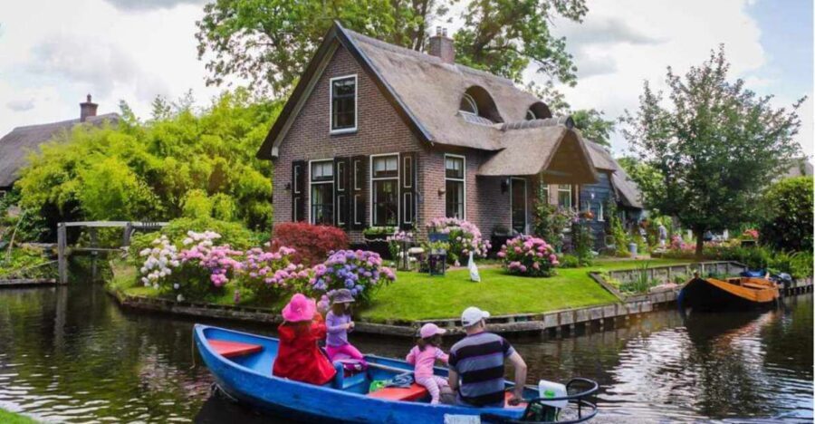 From Amsterdam: Giethoorn Guided Day Trip with Canal Cruise - Amsterdam to Giethoorn: the day starts with good timing