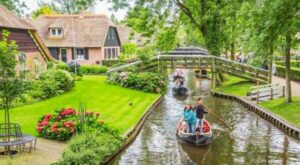 From Amsterdam: Giethoorn Guided Day Trip with Canal Cruise - The coach ride: more than just travel time