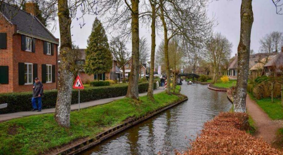 From Amsterdam: Giethoorn Guided Day Trip with Canal Cruise - Giethoorn without the car noise: why this village feels different