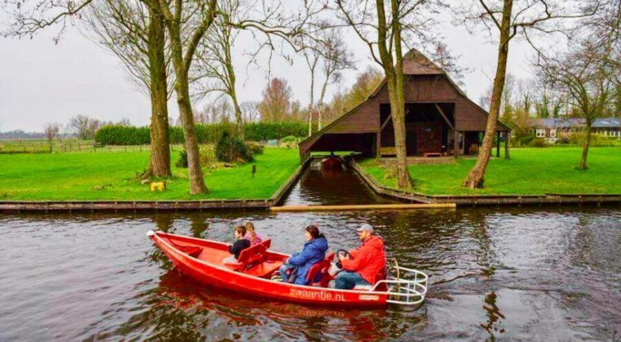 From Amsterdam: Giethoorn Guided Day Trip with Canal Cruise - Guides and drivers: why the human factor matters here