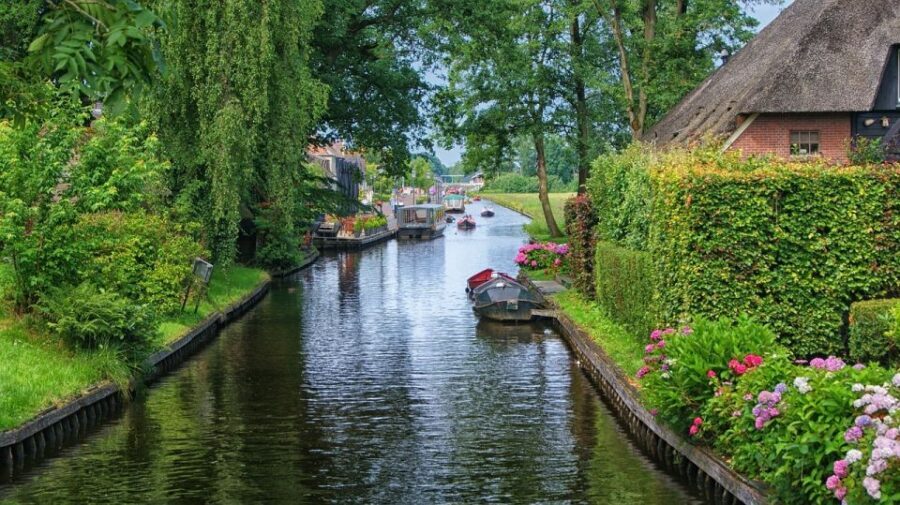 From Amsterdam: Giethoorn Sightseeing Tour and Canal Cruise - Door-to-Door Comfort From Amsterdam, Without the Headaches