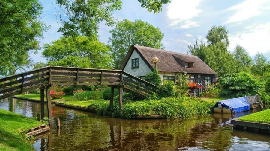 From Amsterdam: Giethoorn Sightseeing Tour and Canal Cruise - Giethoorn’s Canals and the Dutch Venice Feel on a 1-Hour Cruise
