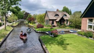 From Amsterdam: Giethoorn Small Group Tour with Boat Ride - Finding the meet-up point at Amsterdam Central Station