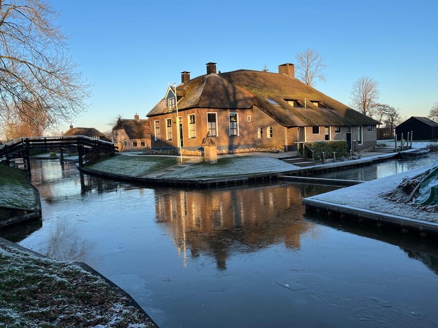 From Amsterdam: Giethoorn Small Group Tour with Boat Ride - Arriving in Giethoorn: the town without roads