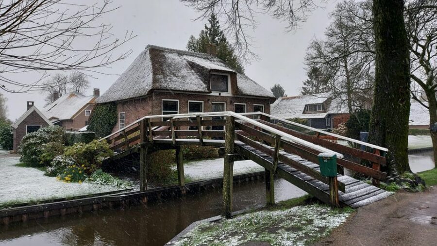 From Amsterdam: Giethoorn Small Group Tour with Boat Ride - Walking the village: bridges and stories at your pace
