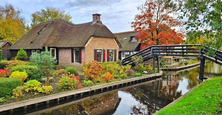 From Amsterdam: Giethoorn & Zaanse Schans Tour w/ Small Boat - From Amsterdam to Dutch countryside in one long, well-paced day