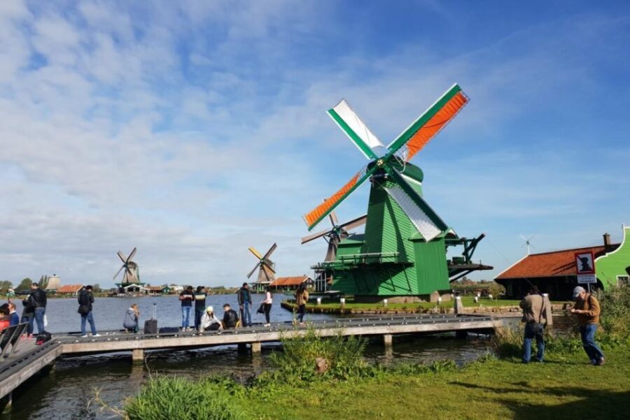 From Amsterdam: Giethoorn & Zaanse Schans Tour w/ Small Boat - Getting around Giethoorn after the boat: footpaths, bikes, and that calm feeling