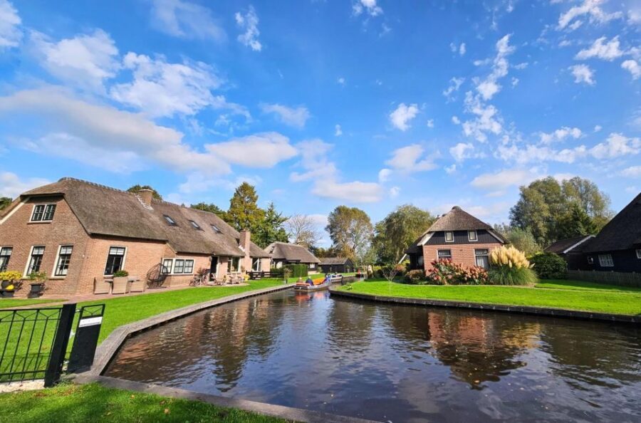 From Amsterdam: Giethoorn & Zaanse Schans Tour w/ Small Boat - How the schedule really feels across 9 hours