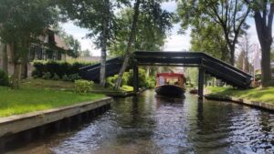 Giethoorn: Canal cruise Giethoorn village and lake - The 1-Hour Rhythm: How the Cruise Usually Feels