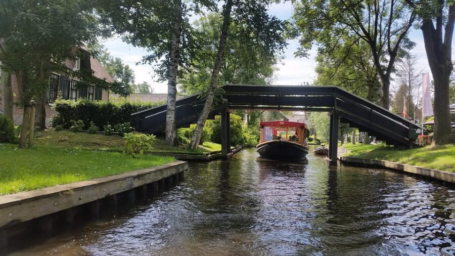 Giethoorn: Canal cruise Giethoorn village and lake - The 1-Hour Rhythm: How the Cruise Usually Feels