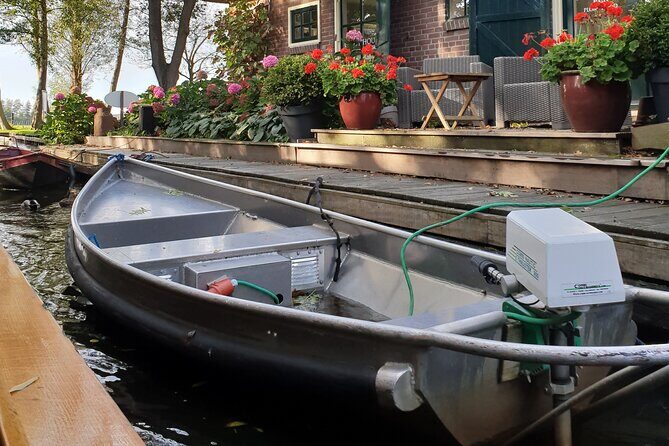 Giethoorn Day Tour from Amsterdam with Small Boat Ride - The electric boat ride: why the one-hour experience matters